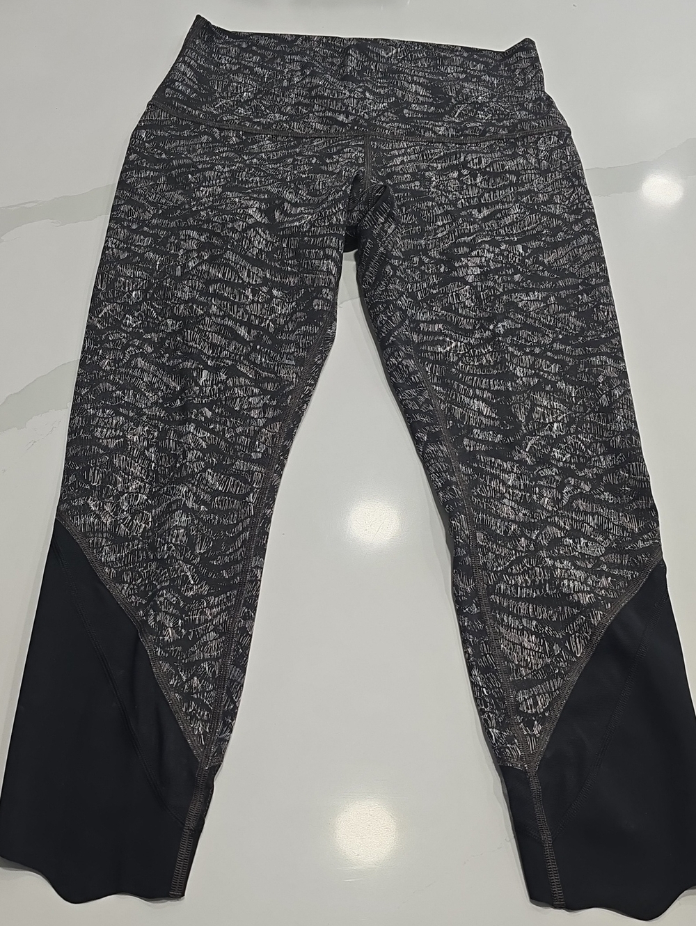 Lululemon Wunder Under Crop High Rise Luxtreme Size 8 Length 23" Great Condition